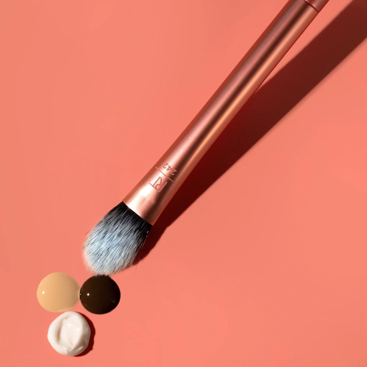 Real Techniques Brightening Concealer Makeup Brush-079625019773-LR-361243-5-LR eShop
