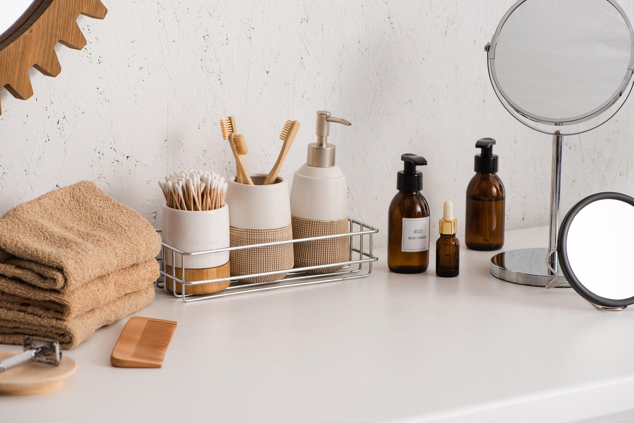 Eco-friendly bathroom organization featuring natural wood and ceramic accessories, ideal for hospitality.