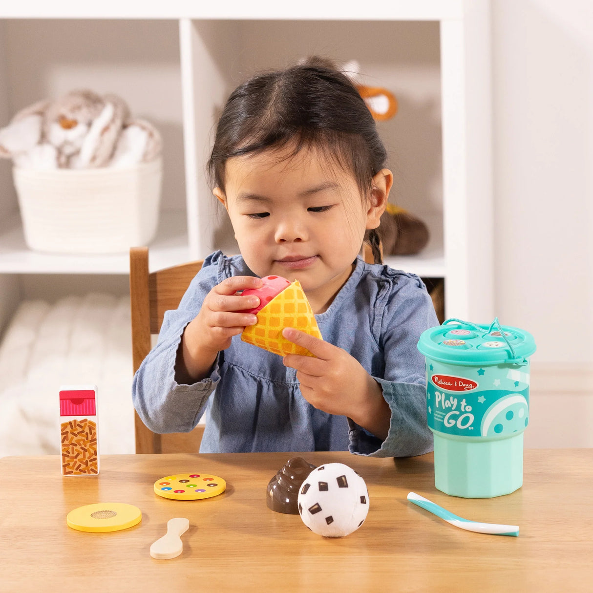 Melissa & Doug Play to Go Ice Cream Play Set-000772501729-LR-354136-7-LR eShop