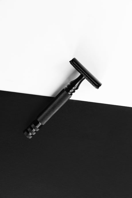 razor-sat-on-monochromatic-background-L&amp;R eShop