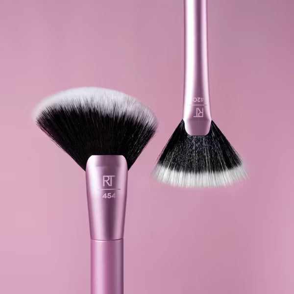 Real Techniques Extra Big Finishing Makeup Brush-079625446067-LR-357101-4-LR eShop