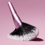 Real Techniques Extra Big Finishing Makeup Brush-079625446067-LR-357101-5-LR eShop
