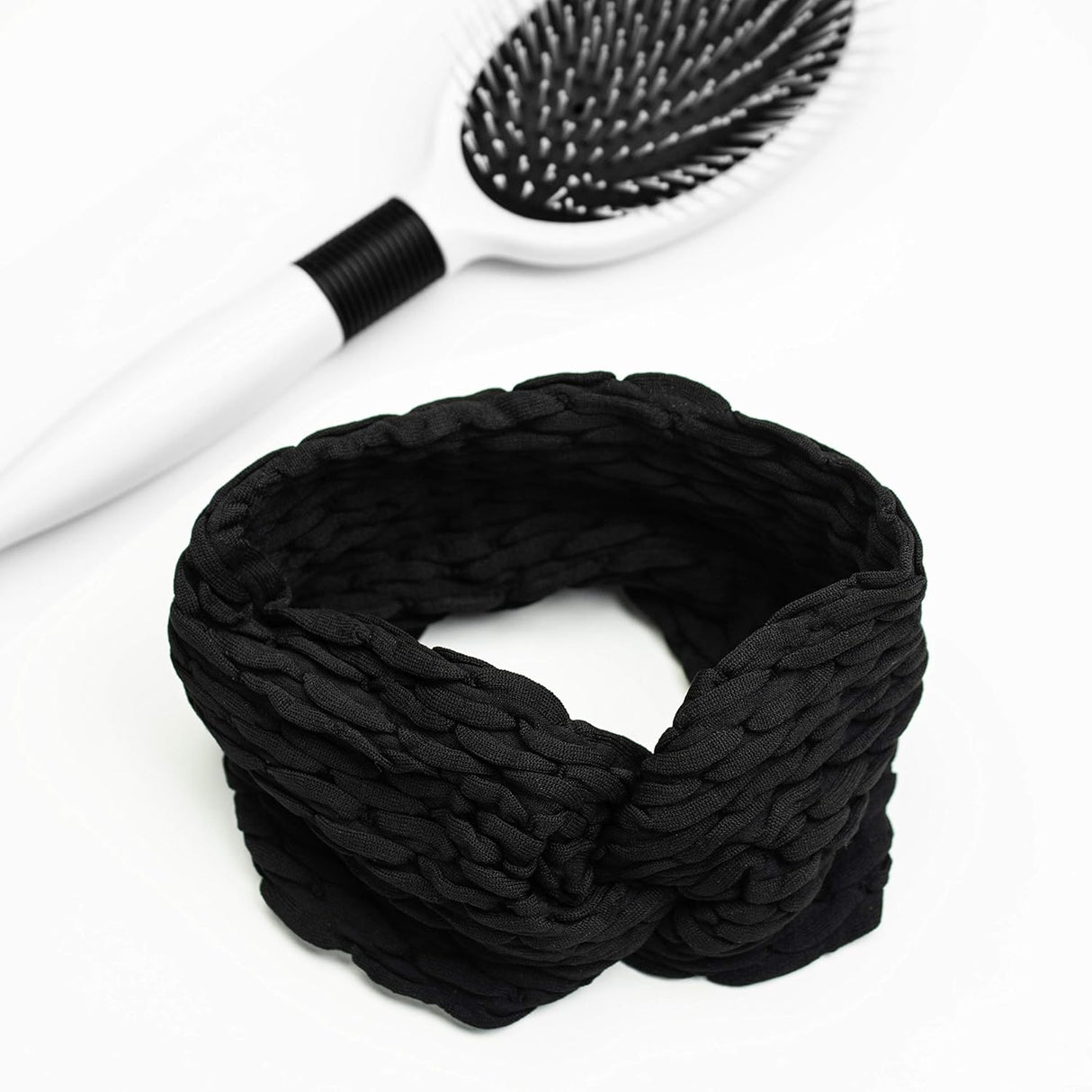 scünci Extra-Wide Twist Headwrap - Black-043194703722-LR-344368-3-LR eShop